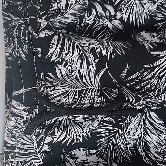 Black and White Casual Button Down Shirt and short Co-ord Tropical Floral Print - Picture 7 of 9